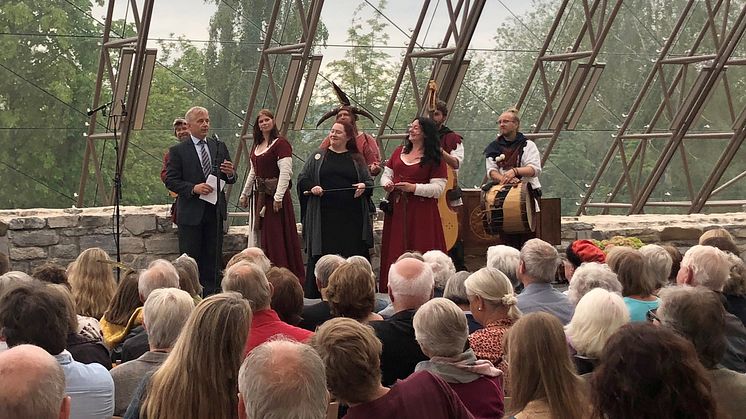 Fylkesmann og styreleder Knut Storberget avlsuttet Hamar middelalderfestival i Hamardomen på Anno Domkirkeodden søndag kveld - og åpnet samtidig Kirsten Flagstad festival. (Foto: Magnus S. Holte/Anno)