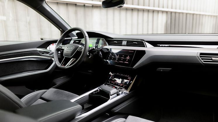Audi Q8 e-tron (Ultrablå metallak)