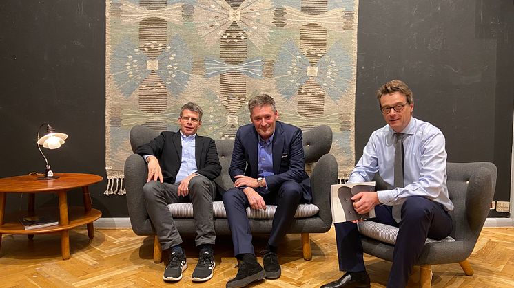 Peter Kjelgaard, Kasper Nielsen og Frederik Bruun Rasmussen i Finn Juhl møblementet
