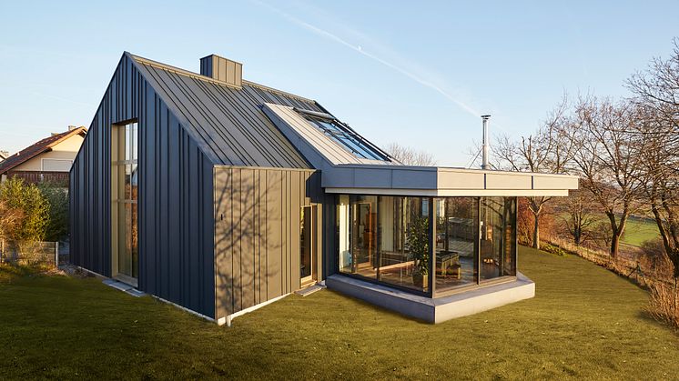 Sanierungspreis 17 Metall: Futuristisch mit klarer Linie und viel Tageslicht – so der Wunsch der Bauherren bei der Sanierung eines Einfamilienhauses. Die Mohr GmbH setzte dies gekonnt um.