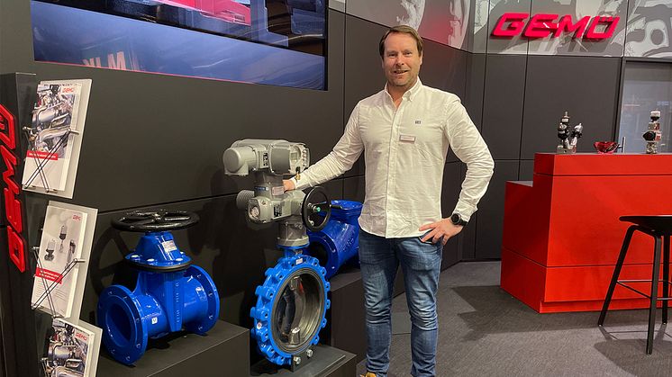 Jonas Ericsson vid en elektrisk vridspjällsventil från Gemü