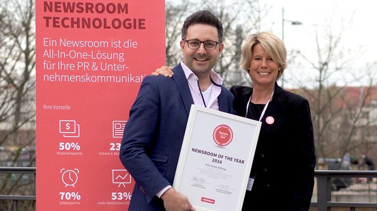 Carsten Frederik Buchert (Felix Burda Stiftung) und Sylvia Eberl (Geschäftsführerin Mynewsdesk Deutschland) bei der Übergabe des Awards "Newsroom of the Year"