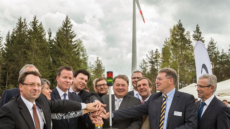 Foto: Los geht’s: Bei der feierlichen Eröffnung am Montag haben Investoren, Landwirtschaftsminister Helmut Brunner und Ehrengäste den symbolischen Startknopf für den Windpark Tannberg-Lindenhardt südlich von Bayreuth gedrückt.