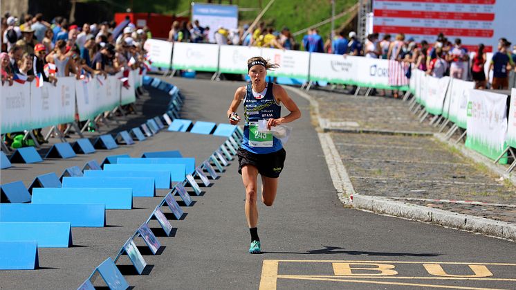 Sprintdistanserna i orientering genomförs i stadsmiljö. Här svenska stjärnan Tove Alexandersson vid VM i Tjeckien i somras, där hon kammade hem fem guld på fem starter. Foto: Mårten Lång