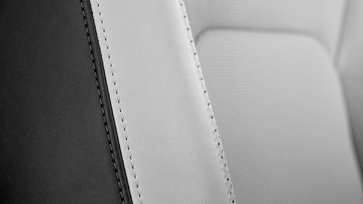 DEF_130_V8_25MY_080524_14_INTERIOR.jpg