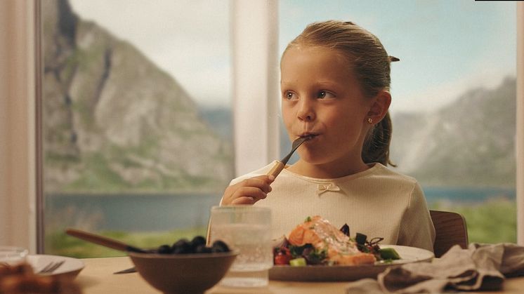 Jente som spiser laks (002).png