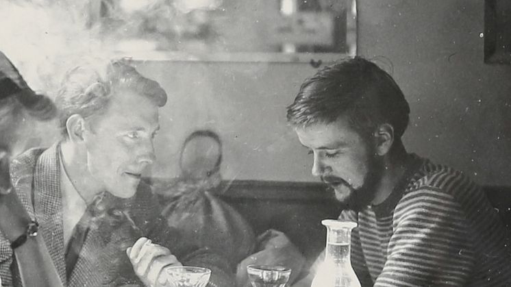 Roar Wold og Lars Tiller på kafé i Paris, 1951