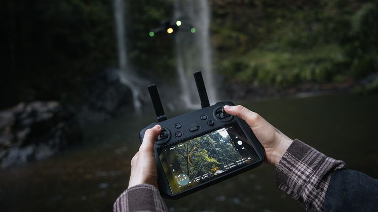 Mavic 3 Pro DJI RC lifestyle 3