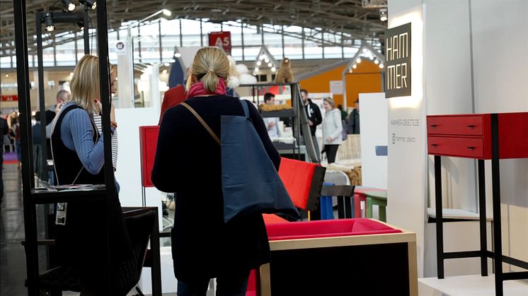 Besucher in einer Messehalle der Messe München