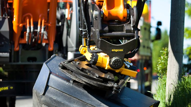 engcon - EC226 tiltrotator on Hitachi Excavator