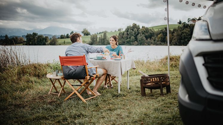 Nesselwang_Paar_beim_Campingfrühstück_am_Schwaltenweiher_im_Allgäu,
