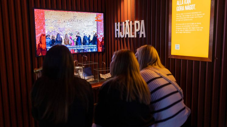 Elever inne i utställningen Rädd eller beredd, vid stationen Hjälpa