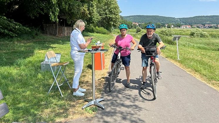 Petra Wegener (Geschäftsführerin vom Weserbergland Tourismus e.V.) bei der Gästebefragung mit Radfahrenden am Standort der Zählstelle bei Bodenfelde direkt am Weser-Radweg