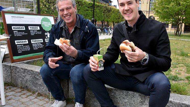 Alain Grenard, kostchef gymnasie- och vuxenutbildningsförvaltningen, testar en klimatsmart burgare tillsammans med Felix Strandvik från samarbetspartnern Ahlström Factory. 