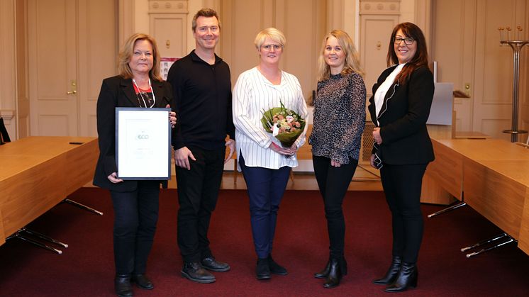Varbergs kommun är 2018 års mottagare av InExchange miljöpris. Från vänster Laila Eklund, Dan Kihlström, Cecilia Brag och Camilla Nylén Leffler, Varbergs upphandlingsavdelning, samt Hacer Ok, InExchange. Foto: Ferhat Deniz Fors