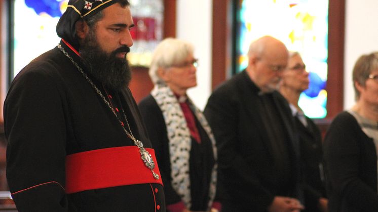 Ärkebiskop Dioscoros Benyamin Atas, Syrisk-ortodoxa kyrkan i Södertälje, leder bön för Mellanösterns troende. Foto: Mikael Stjernberg.