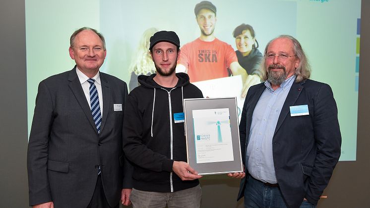 Freuen sich über das Engagement (v. l.): Dr. Stephan Nahrath, Geschäftsführer WWE, Peter Kamischke-Funk und Bernd Wengel, Projekt Begegnung e.V., Höxter.
