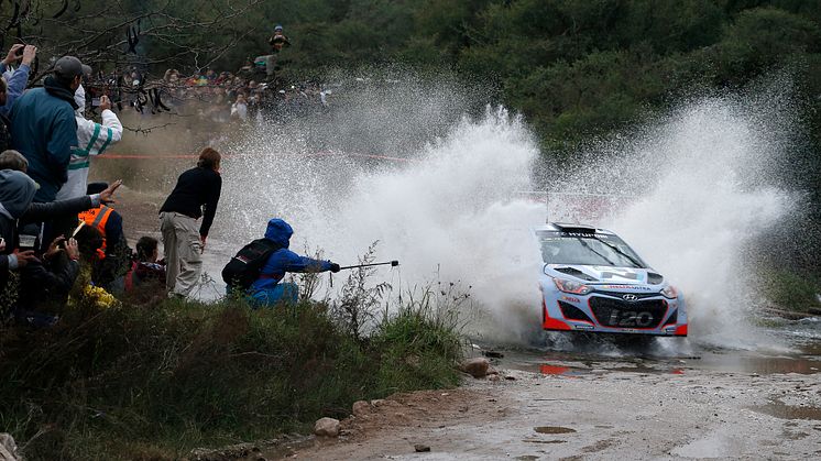 Hyundai med tre biler i Rally Italia