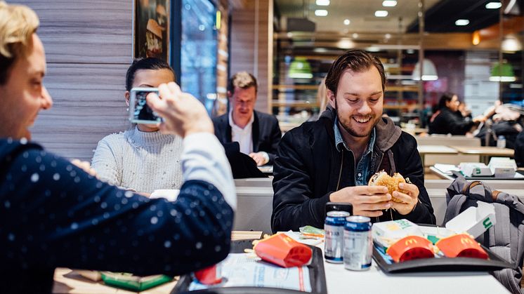 Gustav Johansson, djävligt gott, provar på McVegan