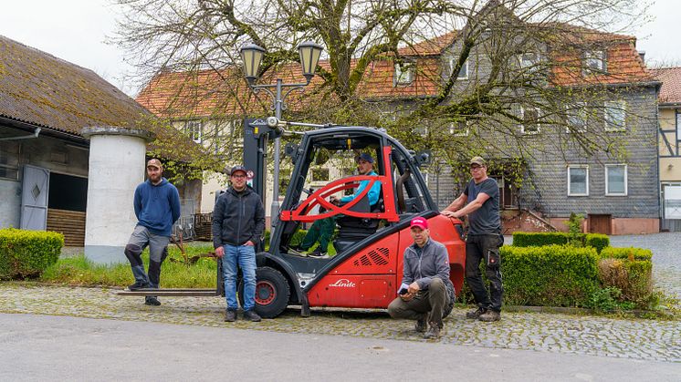 Jan Stankowitz (von links), Arbeitsgruppenleiter für Landtechnik Maximilian Göbel, Renato Hölkeskamp, Betriebsleiter Frank Radu und Burkhard Becker bei der Übergabe des neuen Staplers auf dem Hofgut Richerode. 