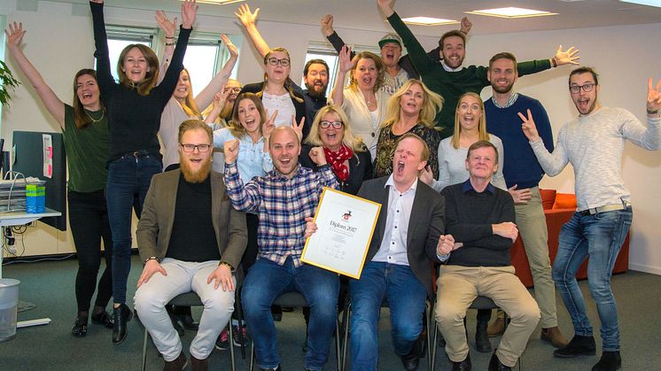 Rolfs Flyg & Buss utsedda till Gasellföretag 2017. Från vänster: Sandra, Charlotte, Cecilia, Linley, Felicia, Evelina, Nora, William, Peter, Malin, Carina, Evert, Annelie, Emanuel, Jacob, Mirelle, Rolf, Karl och Jacob. Foto: Rolfs Flyg & Buss