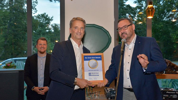Holm Retsch (r.), Geschäftsführer DEHOGA Leipzig, übergibt die 4-Sterne-Klassifizierung an Hoteldirektor Thomas Heilig