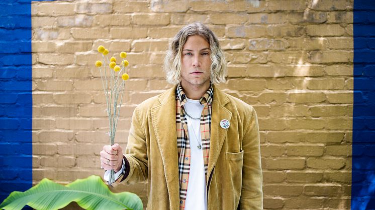 ​Svenska Brother Leo släpper “Strangers On An Island” – producerad av Fatboy Slim