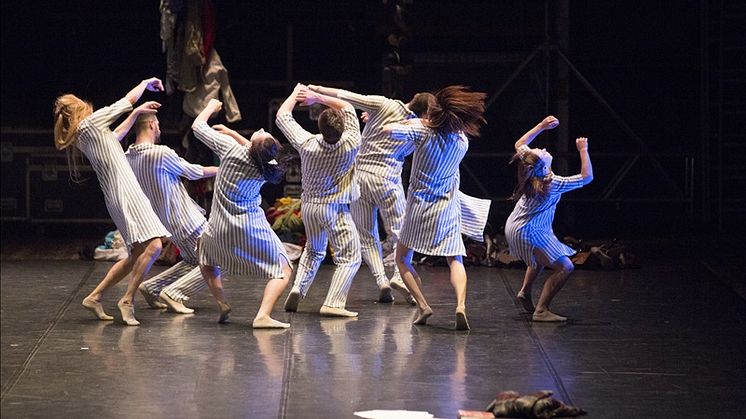 Anne Frank gruppo salto2. Foto di F.Parenzan.jpg