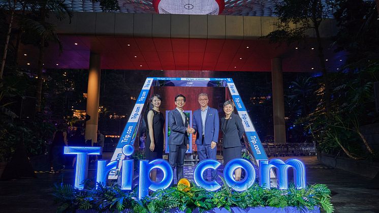Key executives from Jewel Changi Airport Development, Trip.com and Singapore Tourism Board at a trade event to officiate the partnership and launch of Traveller’s Wonderland travel pop-up event. 