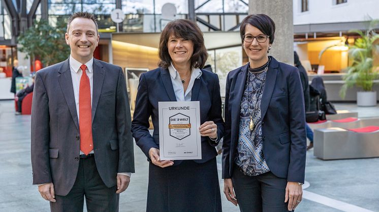 Vorstandsmitglied Marlies Mirbeth (Mitte) freut sich zusammen mit Peter Walch (li.) von der Vermittlerbetreuung und Direktorin Andrea Felsner-Peifer (re.) über das neue Testsiegel über die beste Baufinanzierung in Bayern.