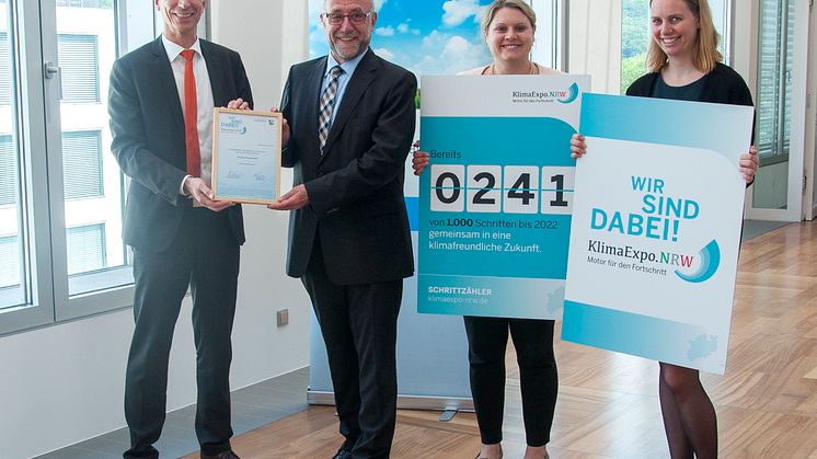 Wolfgang Jung, Geschäftsführer der KlimaExpo.NRW überreicht die "Schrittmacher"-Urkunde an Barmenia-Vorstand Martin Risse. Martina Seidel, Barmenia-Pressestellenleiterin, und Kathrin Tholen, Projektmanagerin KlimaExpo.NRW, unterstützen tatkräftig. 