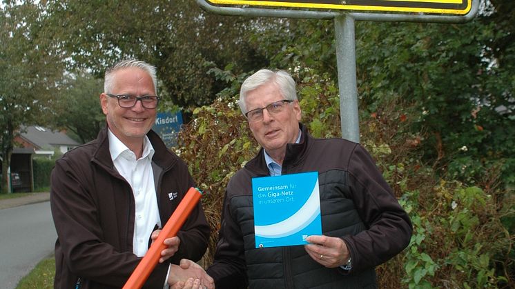  Andreas Dankert, Projektleiter Deutsche Glasfaser (links) mit Bürgermeister Reimer Wisch  