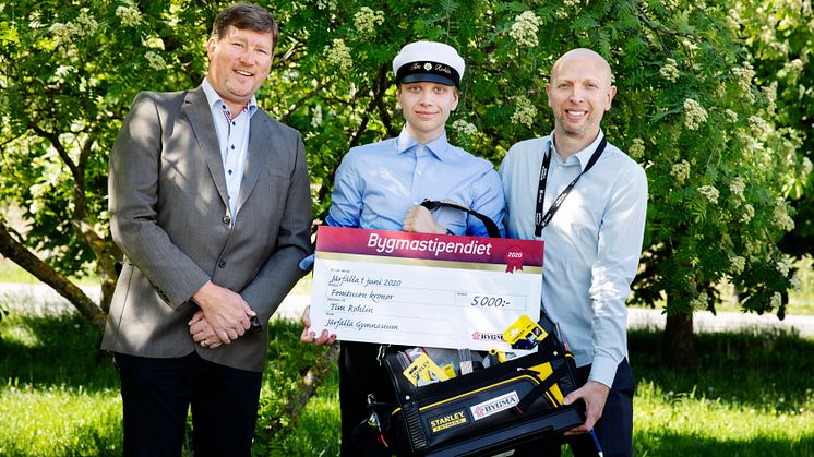 Från väster: Michael Sjöberg, Bygma; Bygmastipendiat Tim Rohlin samt bitr. rektor Stefan Backe. Saknas på bilden gör Mohammad Husseini.