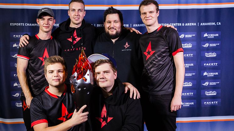 Astralis - Nicolai DEV1CE Reedtz, Markus KJAERBYE Kjærbye, Lukas GLA1VE Rossander, Peter DUPREEH Rasmussen, Danny Sørensen (coach), Andreas XYP9X Højsleth (foto by HLTV.org)