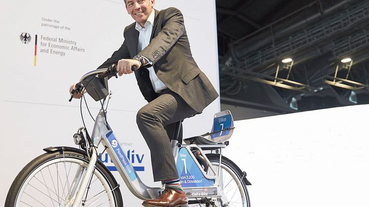 Steven Armstrong, chef för Ford i Europa, Mellanöstern och Afrika, på Fords nya cykelpoolscykel.