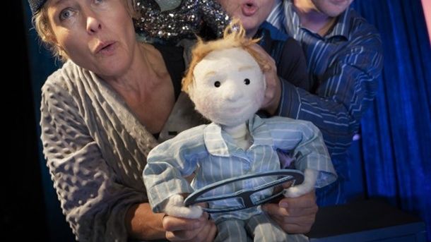 sofia-segrell-och-sara-bexell-i-teater-tittut.-foto-markus-garder.jpg