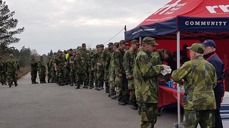 RRT serverar mat till militären under Hästvedabranden april 2019.