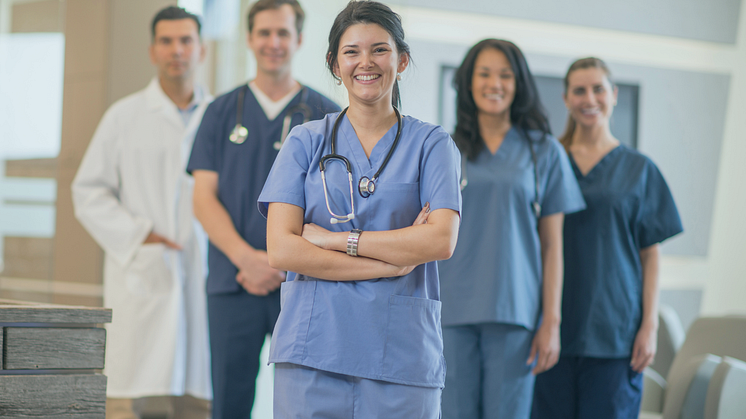 Hunderttausende Medizinische Fachangestellte (MFA) arbeiten in den Praxen der niedergelassenen Ärztinnen und Ärzte und sorgen im direkten Patientenkontakt für den reibungslosen Ablauf der ambulanten Versorgung.