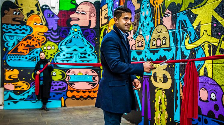 ÅPNET KUNSTVEGG: Torsdag åpnet Waqas Sarwar, leder for Styringsgruppa for Områdeløft Trosterud og Haugerud den nye kunstveggen på Trosterud T-banestasjon. Sporveien er med som samarbeidspartner. 