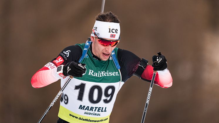 DEBUT-VINNER: Sturla Holm Lægreid seilte inn fra Lerøy-cup og vant fellesstarten i IBU Cup i Martell søndag 09. februar. Foto: Sondre Hensema Eriksen/Norges Skiskytterforbund