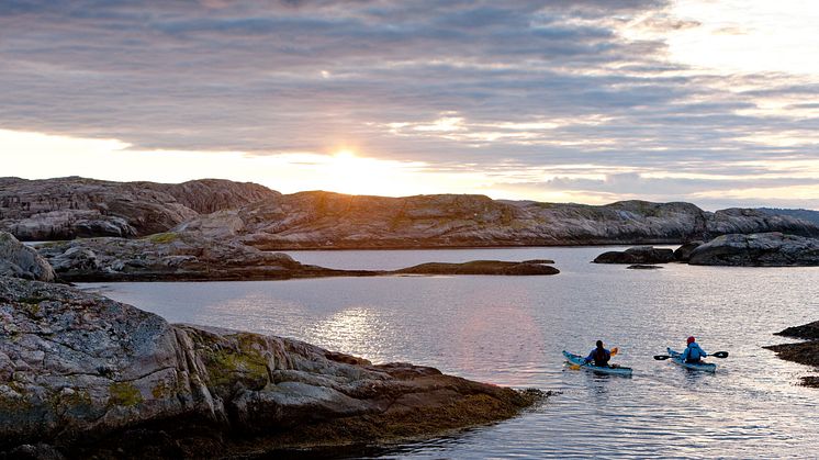 Padling Two persons kayaking at dawn -Foto Henrik T_Westsweden.com 
