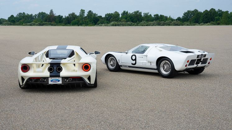 2022 Ford GT ’64 Heritage Edition and 1964 Ford GT prototype_03
