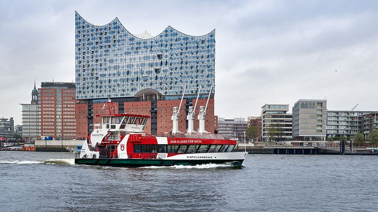 Die Elbphilharmonie ist das größte bewohnte Gebäude in Hamburg und ragt stolz über der Hafenstadt und dem Fluss auf, auf dem ihre mit Scania Motoren betriebene Namensvetterin verkehrt.