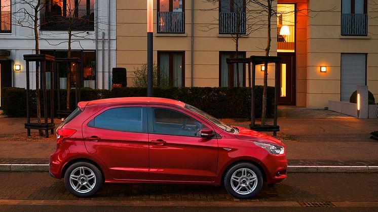 Meglepetés! A Ford a kicsomagoló videók szupersztárjával közösen mutatja be a vadonatúj KA+ kisautót   
