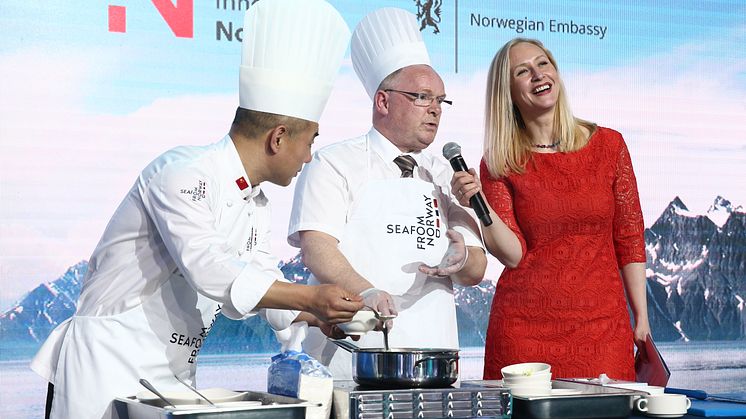 Fiskeriminister Per Sandberg kokkelerte på scenen. Godt fulgt opp av profesjonell kokk og Sjømatrådets Renate Larsen. 