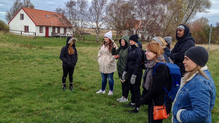 Hus utanför skyddsvallen