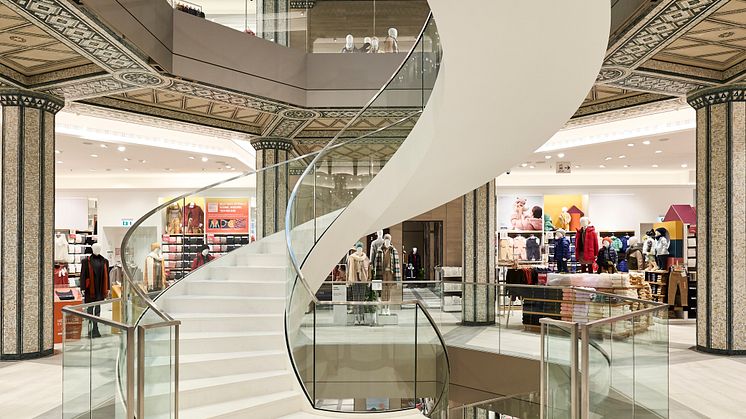 : Die freistehende Treppe steht in einem denkmalgeschützten Gebäude und führt die Besucher durch die Hamburger Filiale der Modekette Uniqlo