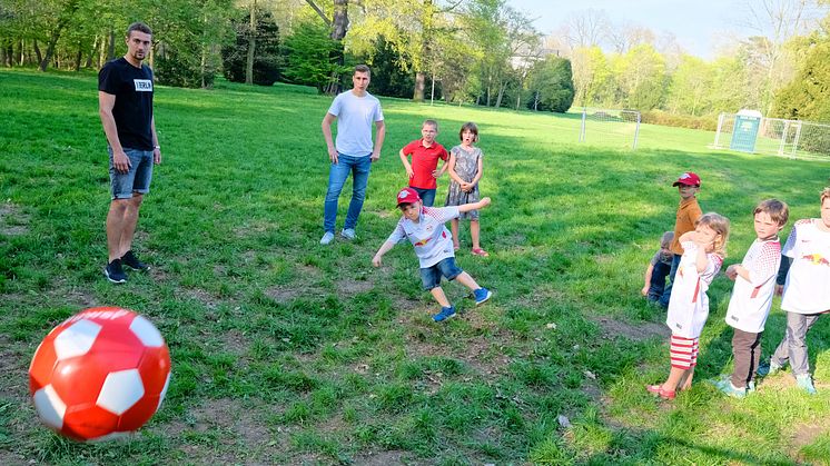 RB-Fußballer kicken im Kinderhospiz Bärenherz mit kleinen Fans um die Wette 