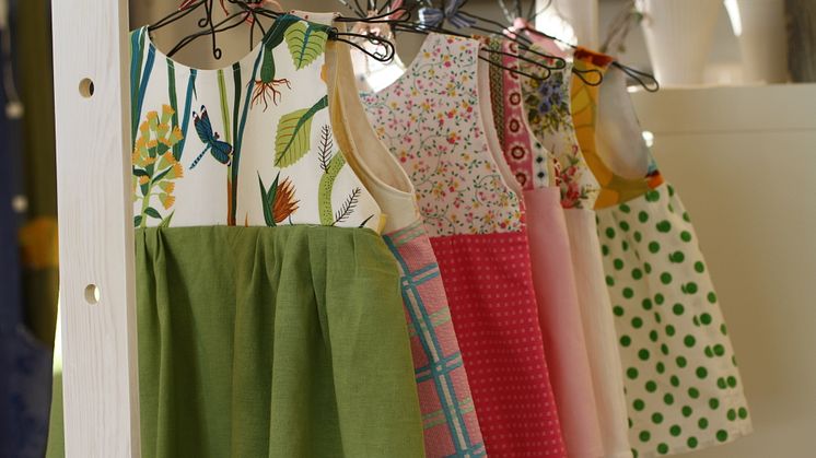Gruppen för Textil och hantverk syr bland annat barnklänningar av återvunna textilier. Foto: Malin Stenberg