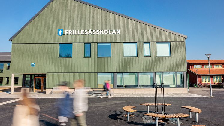 Den 4 maj invigs Frillesåsskolan. Den är nu klar att möta framtidens behov av utbildningsplatser i området, det handlar både om att kunna ta emot fler elever och att erbjuda lärmiljöer där elever lär, är trygga och trivs.